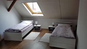 Schlafzimmer mit zwei Einzelbetten