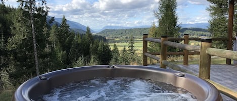 Relax in the hot tub with an amazing view!!