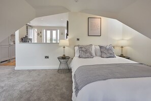 The Birds Nest, Whitby - Host & Stay