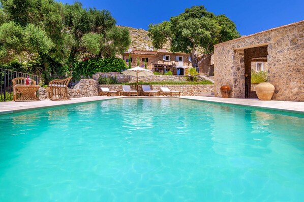 Swimming pool