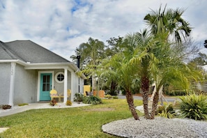 Welcome to Tabby Shack SSI! On a quiet corner between the village and beach.