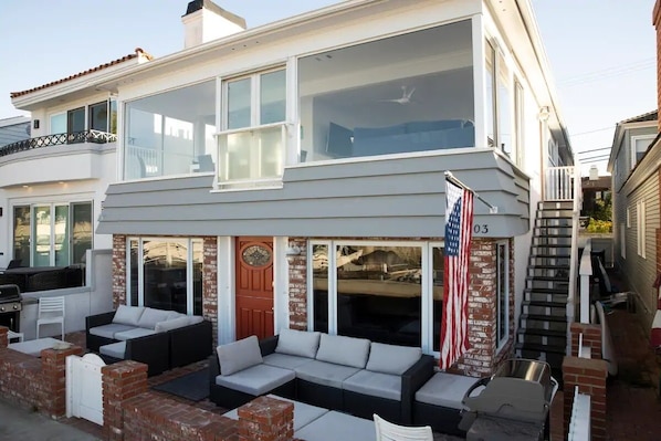 2 levels with 7 bedrooms, sleeps 18 people