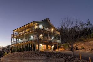 One of a kind retreat in Pigeon Forge! Six Bedrooms Sleeps 20 with 4 Bedrooms with en-suite bathrooms. Three king beds.