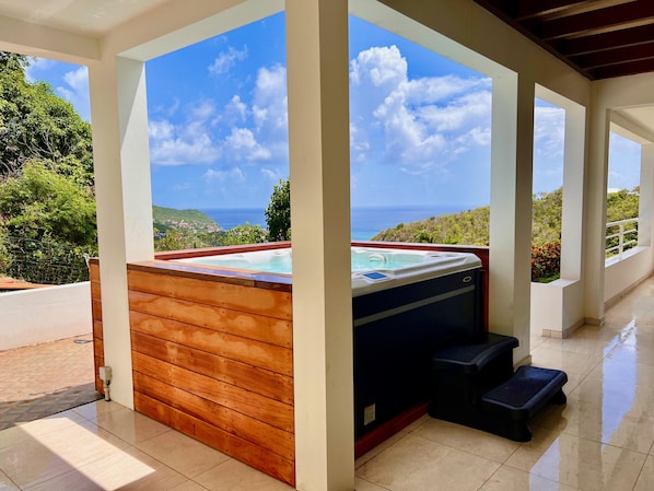 Jacuzzi villa Acropolis in St Barth. Ideal for your vacations.