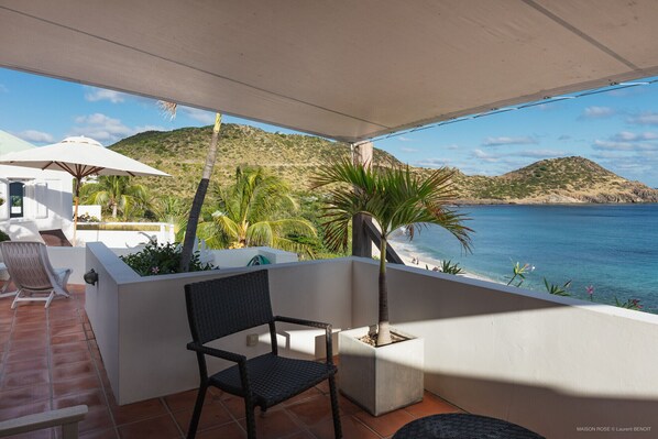 Terrace salon's bedroom with sea view.