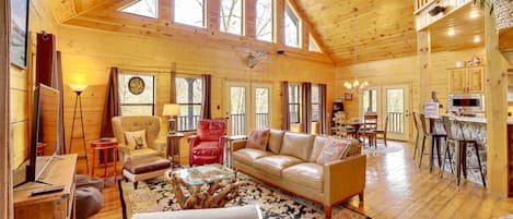 Sulphur Springs Vacation Rental | 4BR | 3.5BA | 2 Stories | 3,200 Sq Ft