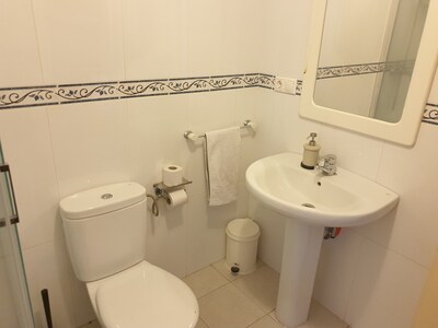 Apartamento en Fuengirola con wifi gratis, AC, vistas al mar. 