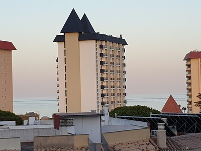 Apartamento en Fuengirola con wifi gratis, AC, vistas al mar. 