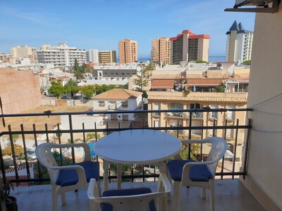 Apartamento en Fuengirola con wifi gratis, AC, vistas al mar. 