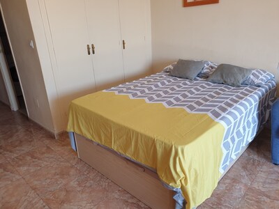 Apartamento en Fuengirola con wifi gratis, AC, vistas al mar. 