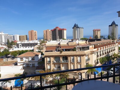 Apartamento en Fuengirola con wifi gratis, AC, vistas al mar. 