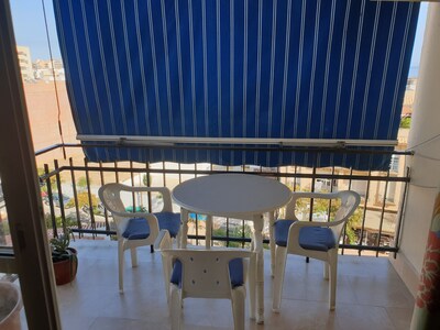 Apartamento en Fuengirola con wifi gratis, AC, vistas al mar. 