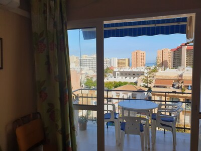 Apartamento en Fuengirola con wifi gratis, AC, vistas al mar. 