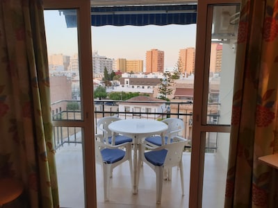 Apartamento en Fuengirola con wifi gratis, AC, vistas al mar. 