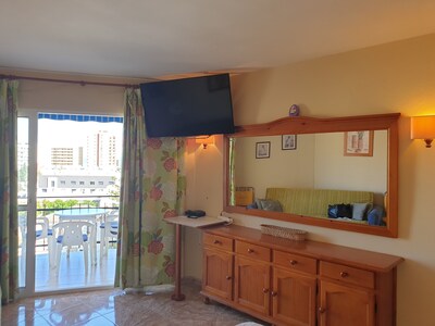 Apartamento en Fuengirola con wifi gratis, AC, vistas al mar. 