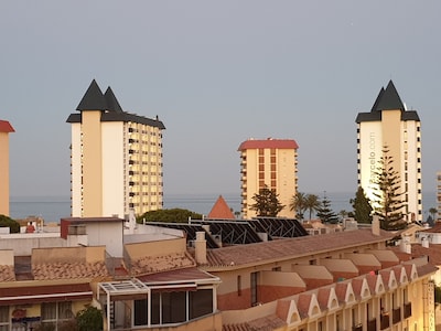 Apartamento en Fuengirola con wifi gratis, AC, vistas al mar. 