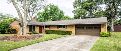 2 car garage, 3 bed / 2 ba home 
Washington Township Centerville

- Surrounded by the areas most popular parks, grocery stores, and restaurants
- Preserve, walking paths end of the culta sac. Great  location for families
- Centerville Schools