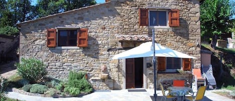 Casa appartata con vista sulle montagne, ombrellone. 