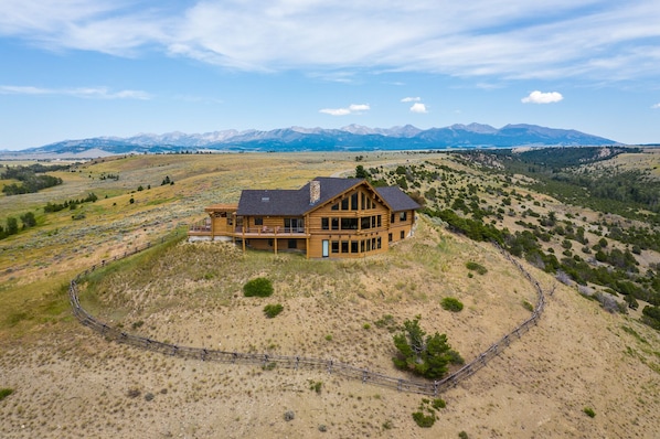 Arrowhead Lodge is on the banks of the Yellowstone River, with incredible views of the Crazy, Bridger and Absaroka Mountain ranges.