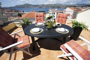 Table & chairs for 4 people -chairs all recline, perfect for sunbathing/relaxing