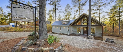 Dream a Little Dream -Luxury 1 Bedroom Cabin that sleeps 4!