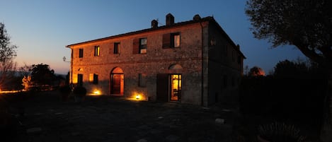 Villa Giuncheto at dusk