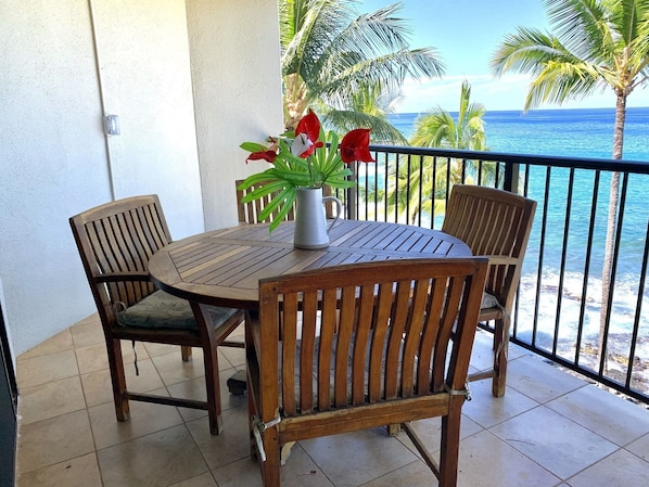 Enjoy the ocean and Kona's famous sunsets from this waterfront lanai