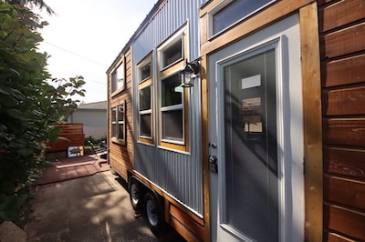 Tiny House Kent - Private Patio & Water Views
