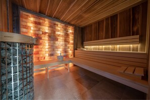 Espace bien-être, jacuzzi & sauna. 

@les_fermes_ardechoises