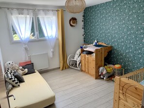 Chambre 1 lit bébé et un lit 90 + un lit 140