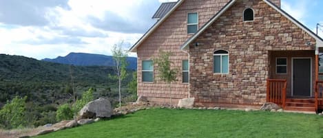 Front of Cabin from street.