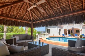 Terraza y piscina