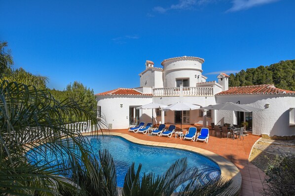 con piscina privada y terraza