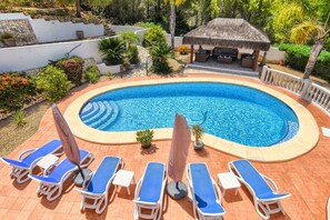 Jardín y piscina