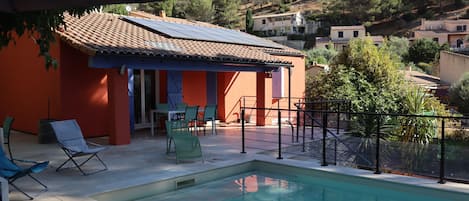 La terrasse avec un accès direct à la piscine