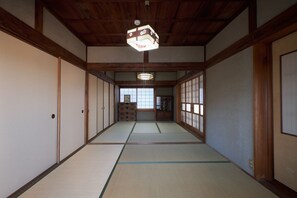 apanese traditional architecture. Enjoy traditional Japanese architecture.