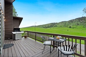 BBQ Grill and Outdoor Dining | Kick back, relax and enjoy the view!