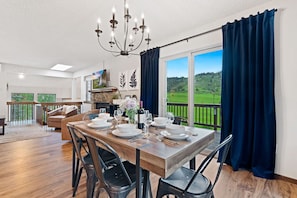 Dining Area | Seating for 8 with mountain views!