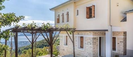 Great Pelion Villa | Villa Giolena | 3 Bedrooms | Beautiful Sea Views & Lovely Outdoor Area | Agios Georgios