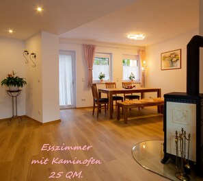 Ferienwohnung mit Bergblick für 2 bis 4 Personen, 104 qm, 2 Schlafzimmer-Esszimmer mit Kamin