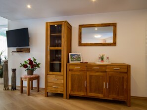 Ferienwohnung mit Bergblick für 2 bis 4 Personen, 104 qm, 2 Schlafzimmer-Wohnzimmer mit Wohnwand