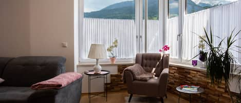 Ferienwohnung mit Bergblick für 2 bis 4 Personen, 104 qm, 2 Schlafzimmer-Wohnzimmer mit Bergblick