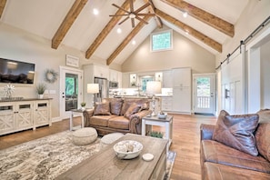 Living Room | Free WiFi | Smart TV