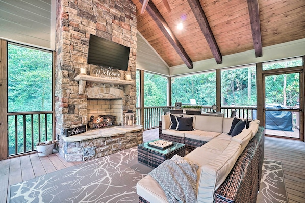 Helen Vacation Rental | 1BR | 1BA | 1,400 Sq Ft | Steps Required