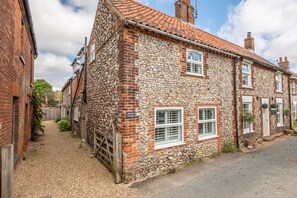 Sherbet Cottage, South Creake: A  traditional Norfolk character property