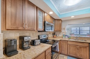 Well equipped Kitchen, Granite counters and stainless Appliances