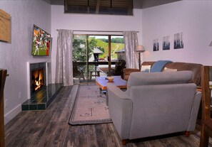 Living room, fireplace inoperable