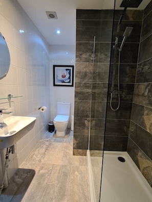 Main bathroom (newly refurbished June 2022)