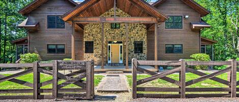 Elevate your mountain retreat with this spectacular 6-bed, 4-bath home!