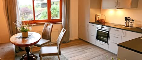 Ferienwohnung Laubenstein, 75 qm, zwei Schlafzimmer, Erdgeschoss, Barrierefrei-Küche mit Essplatz